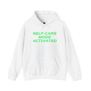 Felpa con cappuccio attivata dalla modalità Self-Care: comoda felpa in misto cotone