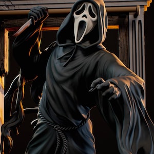 Könnte beinhalten: Detaillierte Statue des Ghostface-Killers aus der Horrorfilmreihe Scream. Die Figur trägt eine schwarze Kapuzenrobe und eine weiße Maske mit schreiendem Ausdruck. Sie hält ein blutiges Messer. Die Statue hat einen Seilgürtel.