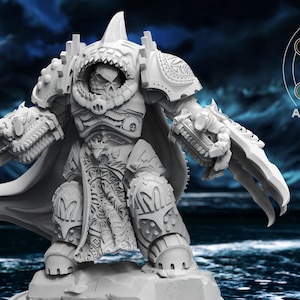 Pode incluir: Uma miniatura branca de um guerreiro em armadura pesada com um capacete em forma de tubarão, manoplas com garras afiadas e uma capa fluida. A figura está sobre uma base rochosa e apresenta o logótipo da Atlan Forge no canto superior direito.
