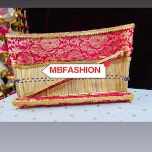Peut inclure: Un panier rectangulaire en bambou avec une doublure en tissu floral rose vif et une bordure dorée. Le texte "MBFASHION" est affiché sur une bannière blanche. Le panier est probablement utilisé pour le stockage ou la décoration.