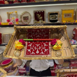 Peut inclure: Une tasse en céramique blanche avec une anse noire et le texte "But First, Coffee" en gras noir. La tasse est posée sur une surface en bois.