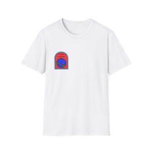 Puede incluir: Una camiseta blanca de manga corta con un pequeño gráfico rectangular en el pecho izquierdo. El gráfico tiene un fondo rojo con un borde azul y representa una tierra triste de color azul y verde con el texto CLIMATE IS CHANGING en negro.