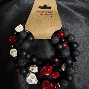 Braccialetto con perline gotiche con teschio e rosa – Gioielli gotici fatti a mano con perline di lava e fascia elastica