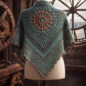 Peut inclure: Un châle en crochet vert d'eau et marron, orné d'un motif circulaire au dos. Le châle est présenté sur un mannequin, mettant en valeur son motif ajouré complexe et sa bordure géométrique. Le fond présente un décor industriel.