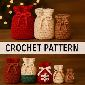 Puede incluir: Imagen de un patrón de ganchillo que muestra varias bolsas pequeñas con cordón hechas a mano en varios colores. Las bolsas son rojas, crema y marrones, con lazos decorativos. El texto "CROCHET PATTERN" se muestra en la imagen.
