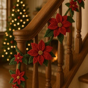 Op de afbeelding: Een houten trapleuning versierd met een gehaakte poinsettia-slinger. De slinger heeft felrode bloemen met gele centra en groene bladeren. Op de achtergrond is een kerstboom met twinkelende lichtjes te zien.