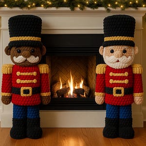 Puede incluir: Dos grandes figuras de cascanueces de ganchillo hechas a mano se alzan frente a una chimenea. Las figuras visten chaquetas rojas, sombreros negros y pantalones azules. Uno tiene piel morena y bigote blanco, el otro piel clara y barba blanca.