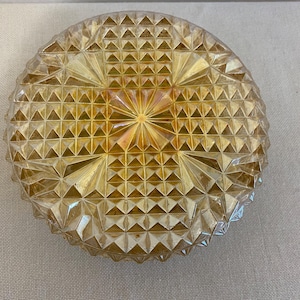 Luminária de teto vintage com vidro texturizado, estilo retrô dos anos 70.
