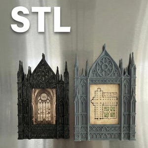 Op de afbeelding: Een set van drie keramische mokken met een gespikkelde, matte afwerking. De mokken zijn in crème, lichtgrijs en donkergrijs. Elke mok heeft een eenvoudig, minimalistisch ontwerp en een afgeronde handgreep.