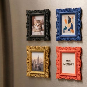 Peut inclure: Une tasse en céramique blanche avec une anse noire et l'inscription "But First, Coffee" en gras noir. La tasse est posée sur un fond flou, suggérant un cadre chaleureux.