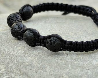Pulseira Boho de Pedra Vulcânica: Joia de Aromaterapia Unissex Tecida à Mão. Pulseira de Macramê – Joia Artesanal da CrystalKnotBG