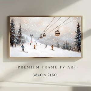 Pode incluir: Pintura emoldurada de uma encosta de esqui nevada com esquiadores, um teleférico e árvores perenes. A obra de arte está em uma moldura dourada e apresenta o texto "- PREMIUM FRAME TV ART - 3840 x 2160". A cena se passa durante uma nevasca.