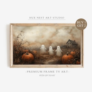 Puede incluir: Una pantalla de arte digital rectangular en un marco de madera con un paisaje de tres fantasmas blancos, calabazas naranjas y una casa bajo un cielo nublado. El texto dice HUE NEST ART STUDIO, BUY 1 GET 2, PREMIUM FRAME TV ART FITS UP TO 85 INCHES.