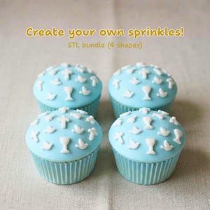 Pode incluir: Quatro cupcakes com cobertura azul clara e decorações brancas de cruzes, pombas e cálices. Os cupcakes estão em formas de papel azul claro. O texto na imagem diz: "Create your own sprinkles! STL bundle (4 shapes)".