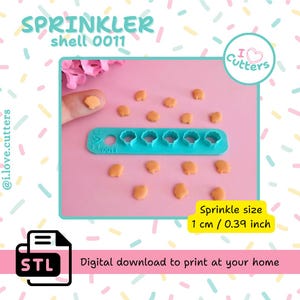 Puede incluir: Un cortador de chispas en forma de concha de plástico turquesa con el texto "SPRINKLER shell 0011". La imagen muestra varias chispas en forma de concha naranja y el texto "Sprinkle size 1 cm / 0.39 inch". También incluye el texto "Digital download to print at your home".