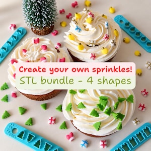 Könnte beinhalten: Drei Cupcakes mit weißem Zuckerguss und verschiedenen weihnachtlichen Streuseln, darunter gelbe Glühbirnen, rote Socken, grüne Tannenbäume und Geschenkkartons. Drei blaue Kunststoffformen zur Herstellung dieser Formen sind zu sehen.