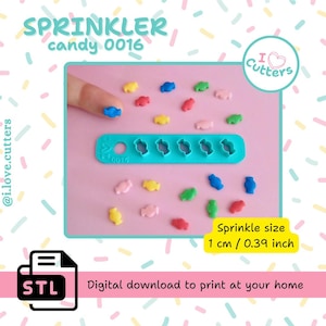 以下が含まれることがあります： 「SPRINKLER candy 0016」の文字と、カラフルなトッピングが並んだ、ターコイズ色のプラスチック製トッピングカッター。トッピングのサイズは1cmです。画像には「Digital download to print at your home」の文字も含まれています。