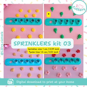 Puede incluir: Kit de decoración de pasteles Sprinklers kit 03 con cortadores en forma de estrella, palmera y flor, junto con chispas a juego. Las chispas miden 1 cm y las palmeras 1,3 cm. Es una descarga digital. El texto "SPRINKLERS kit 03" está incluido.