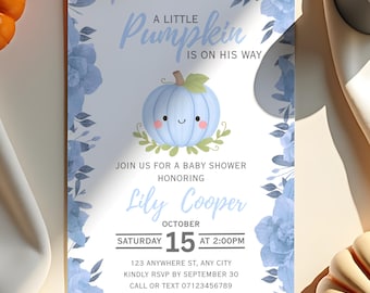 Könnte beinhalten: Babyparty-Einladung mit einer hellblauen Kürbis-Illustration und floralen Akzenten. Die Einladung lautet "A Little Pumpkin is on His Way" und enthält Eventdetails für Lily Coopers Babyparty.