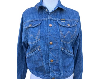 Dead-stock 70’s Wrangler Denim Jacket with classic details.      Size M