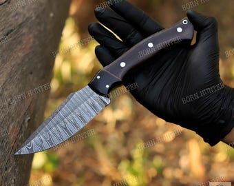 Couteau à lame fixe en acier de Damas fait main, manche en bois de wengé et corne de buffle, couteau de chasse, couteau de bushcraft, étui en cuir, cadeau idéal pour les activités de plein air