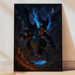 Könnte beinhalten: Gerahmter Druck mit einem schwarzen, drachenartigen Wesen mit blauen Flammen. Das Kunstwerk ist vor einem dunklen, rauchigen Hintergrund mit einem Halbmond platziert. Die Kreatur befindet sich in einer dynamischen Pose, die Bewegung suggeriert.