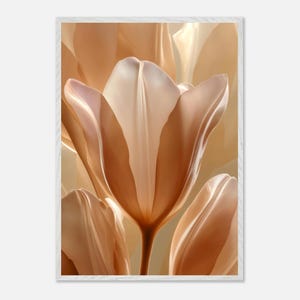 Puede incluir: Impresión enmarcada que presenta un primer plano de una flor de tulipán. Los pétalos son de un color melocotón suave con sombreado sutil, creando una sensación de profundidad. El fondo es una disposición borrosa de flores similares.