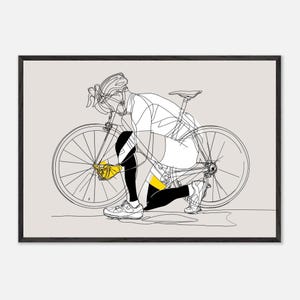 Könnte beinhalten: Kunstdruck einer Strichzeichnung eines Radfahrers, der ein Fahrrad repariert. Der Radfahrer trägt einen Helm, ein Trikot und Shorts. Das Fahrrad hat schwarze Reifen und einen schwarzen Rahmen. Der Radfahrer kniet mit einem gelben Werkzeug. Der Hintergrund ist hellgrau.