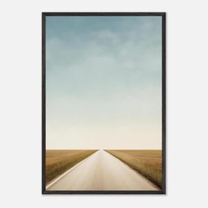 Könnte beinhalten: Gerahmter Landschaftsdruck mit einer langen, geraden Straße, die sich unter einem hellblauen Himmel in die Ferne erstreckt. Die Straße wird von Feldern mit goldbraunem Gras gesäumt, wodurch ein Gefühl von Tiefe entsteht. Das Kunstwerk ist in einem dunklen Rahmen eingefasst.