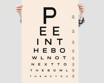 Poster met de tekst "Plassen naast de pot", grappige oogtest voor de badkamer, humoristische toiletdecoratie.