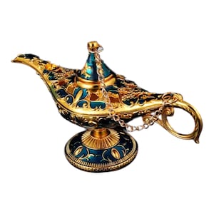 Può includere: Una lampada di Aladino decorativa color oro con intricati disegni floreali e a volute. La lampada presenta accenti in smalto verde acqua, un beccuccio curvo, un manico e una catena attaccata al coperchio. La base è rotonda e decorata con smalto verde acqua.