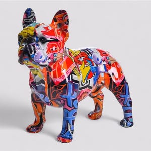 Statue de bouledogue français en résine colorée - Décoration de chien graffiti moderne - Sculpture animalière contemporaine pour bureau à domicile, cadeau de salon