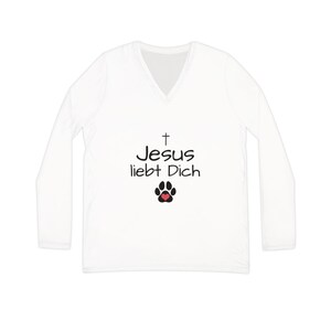 Könnte beinhalten: Weißes Langarm-V-Ausschnitt-Shirt mit dem Text "Jesus liebt Dich" in Schwarz, einem Kreuz und einem Pfotenabdruck mit rotem Herz. Das Shirt ist ein lässiger Stil.