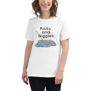 Women&#39;s T-ShirtKnits & Giggles Knitting T-Shirt Graphic Tee for Knitters - Crafters Yarn Lover Gift