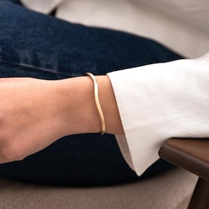 14k Gold Wave Cuff Armband: Minimalistischer offener Armreif