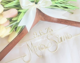 Percha de boda con nombre, fecha, cinta, alambre de madera, personalizada, para novia, despedida de soltera, regalo, moderno, cuento de hadas, jardín, clásico, elegante, majestuoso