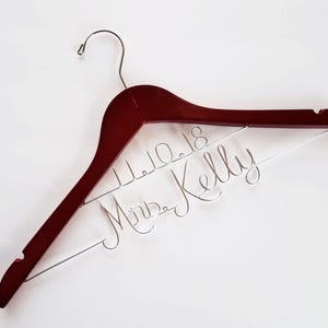Name und Datum Hochzeit Kleiderbügel Holzdraht Personalisierte Aufhänger Benutzerdefinierte Aufhänger Braut Aufhänger Braut Brautparty Geschenk Brautjungfer Rustikal