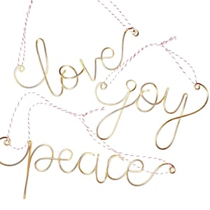 以下が含まれることがあります： 赤と白の紐からぶら下がっている、