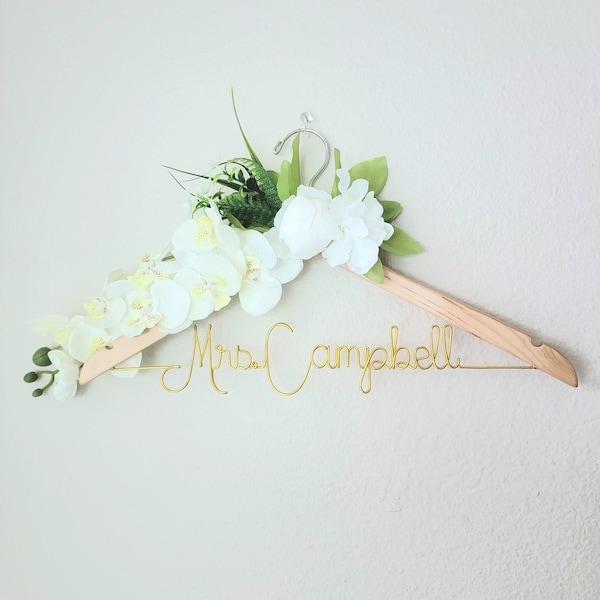 Percha de boda con flores de orquídea y peonía blanca, nombre y apellido personalizados, percha personalizada, percha para novia, regalo para despedida de soltera