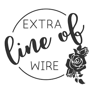 Könnte beinhalten: Schwarzweißes Logo mit dem Text "line of extra wire" in einem Kreis. Rechts vom Kreis befindet sich eine schwarze Rose mit Blättern.