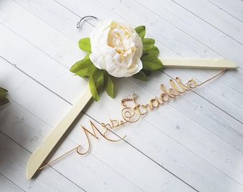 Percha para vestido de novia con flor de peonía blanca, personalizada, para novia, despedida de soltera, regalo de dama de honor, recuerdo tropical, madera, metal industrial.