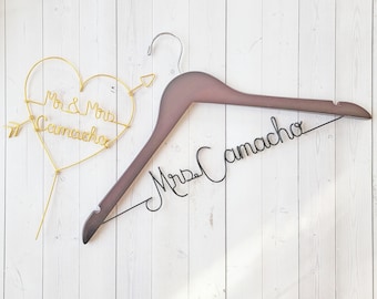 PAQUETE - Percha para boda y adorno para tarta Corazón Apellido Flecha Corazón Personalizado Regalo para despedida de soltera Flecha Rústico Alambre Elegante Sencillo