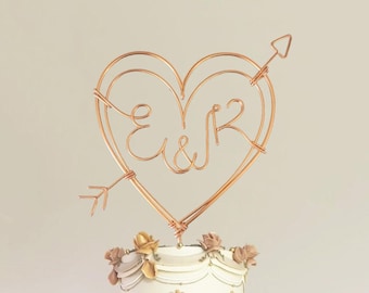 Topper per torta con iniziali romantiche, a forma di cuore e freccia, stile vintage, rustico, chic, elegante, personalizzato, riutilizzabile, in metallo, monogramma per matrimonio
