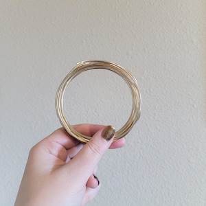 Puede incluir: Un rollo de alambre de plata, perfecto para hacer joyas o proyectos de manualidades.