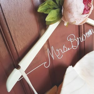 Wieszak na suknię ślubną z kwiatkiem - Wieszak spersonalizowany - Wieszak na zamówienie - Wieszak dla panny młodej - Wieszak ślubny - Prezent dla panny młodej - Prezent na wieczór panieński