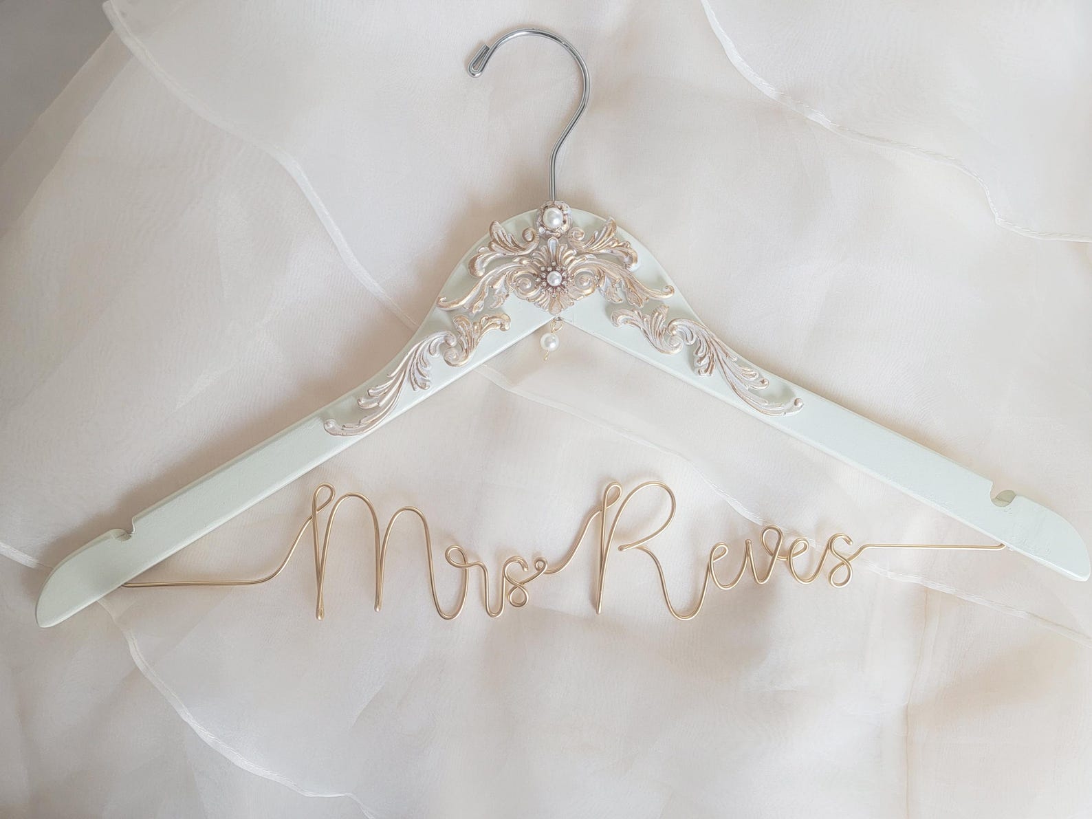 Vintage Luxury Wedding Dress Hanger Bridal Shower Gift Modern Fairytale Garden Classic Chic Regal Elegant Bride Gift Accessories Pearl