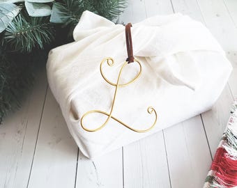 Anpassade trådinitialer presentetiketter monogram mocka läder julgranskulor modern rustik chic bohemisk skräddarsydd personlig julgran högtid