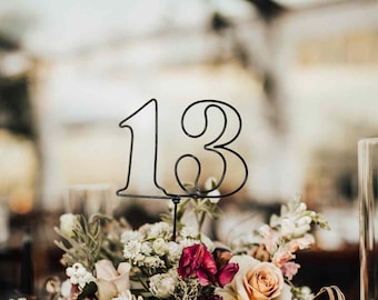 Números de mesa de alambre con fuente retro, rústicos, elegantes, para centro de mesa de boda, decoración de recepción, de metal, que no se deslustran, estilo gótico oscuro y melancólico