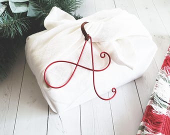 Etichette regalo personalizzate con iniziali in filo metallico, monogramma, in pelle scamosciata, pallina ornamentale, moderno, rustico, chic, boho, su misura, personalizzate, albero di Natale, festività