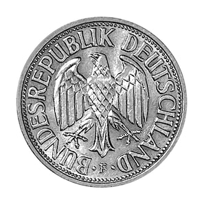Könnte beinhalten: Eine kreisförmige silberfarbene Münze mit einem Adleremblem in der Mitte. Der Text BUNDESREPUBLIK DEUTSCHLAND ist entlang des äußeren Randes eingeprägt. Das Design umfasst ein perlenartiges Randmuster, das den gesamten Umfang umschließt.